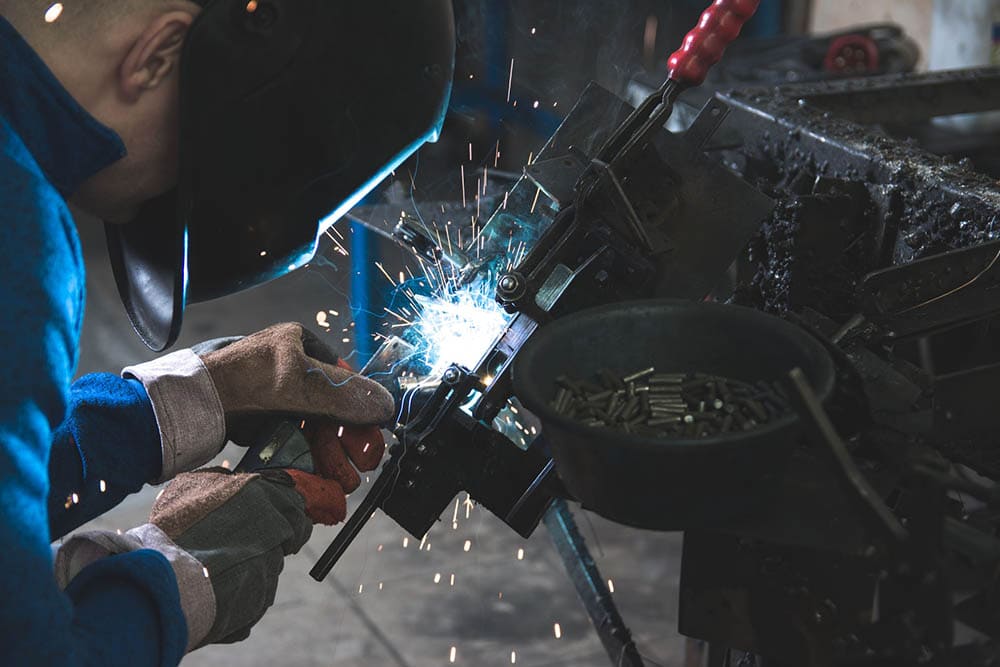 man sveising svart metall