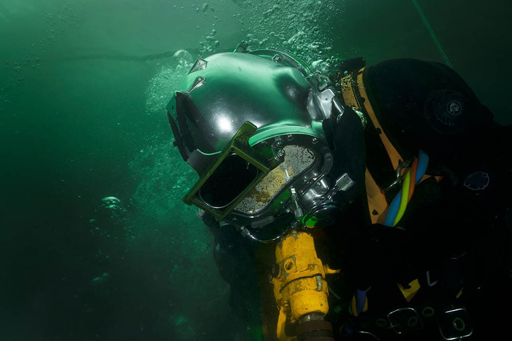 professional underwater welder