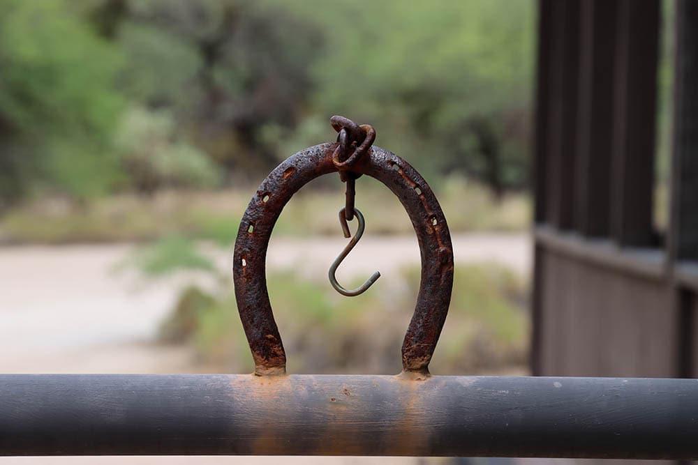 Welded horseshoe handle